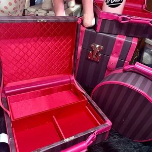 UFT?? SELL ?? Victoria’s Secret Vintage Store Display Trunks HTF ALL OPEN!